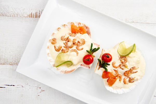 Sint-jacobsschelp van koolvis, zalm en garnalen