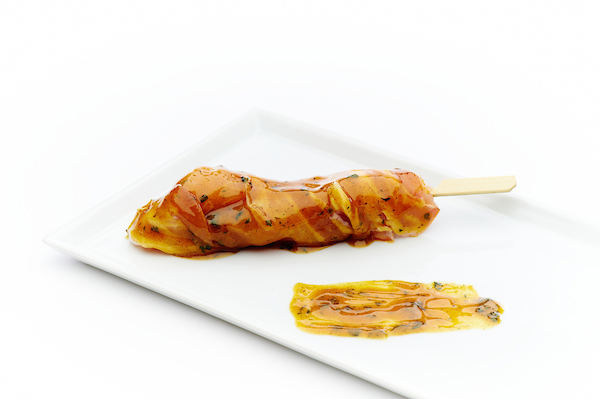 Spiesje van kippenbil en spek