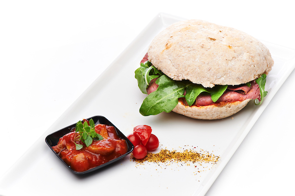 Broodje met biefstukreepjes in pittige saus