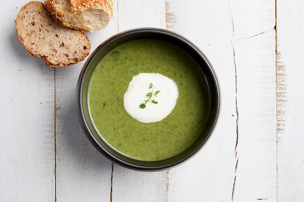 Frisse soep van erwten, lente-ui & munt met een parmezaankoe