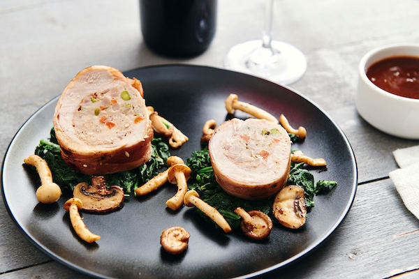 Opgerolde kipfilet met sjalotsaus