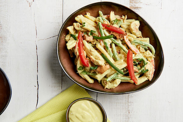 Pasta-Curry salade met kip