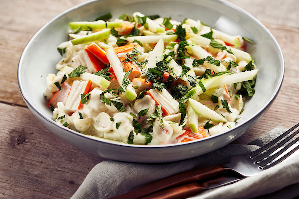 Pastasalade met surimi en appel