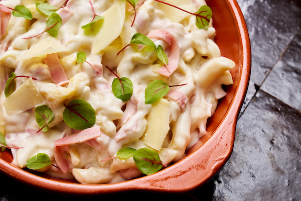 Pennete met ham in Mornaysaus