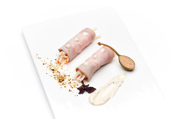 Vitello Tonato met krab in een cannelloni