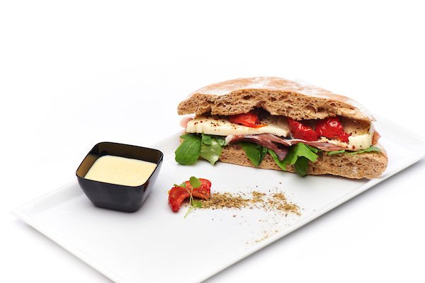 Broodje ham mozzarella met honingmosterdsaus