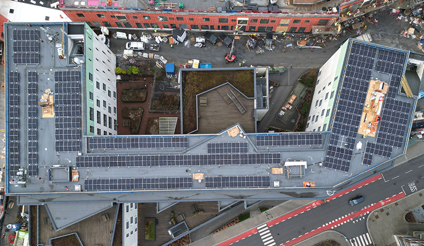 Oversiktsbilder-over-hele-taket-med-paneler-uten-fallsikring. Foto: Kristoffer Sørensen