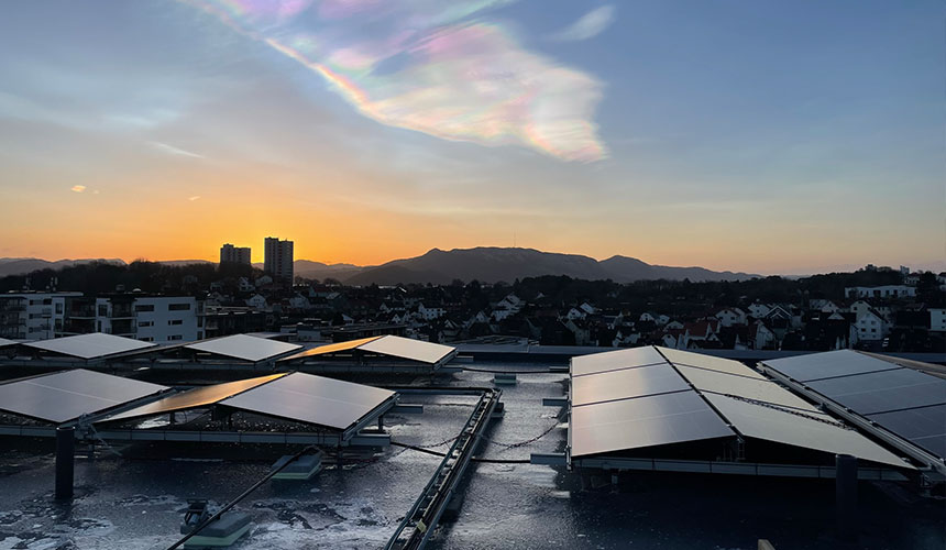 LOBAS-Solar-Øst-Vest-system-under-perlemorskyer. Foto: Kristoffer Sørensen
